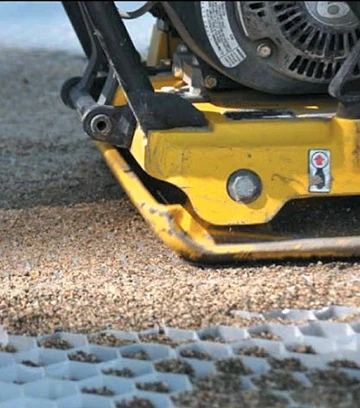 zagęszczenie kruszywa w kratce.webp